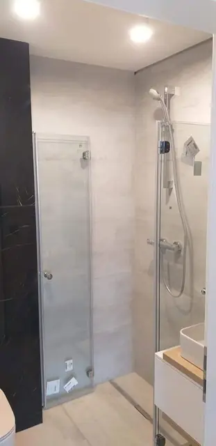 Cabină de duș și faianță