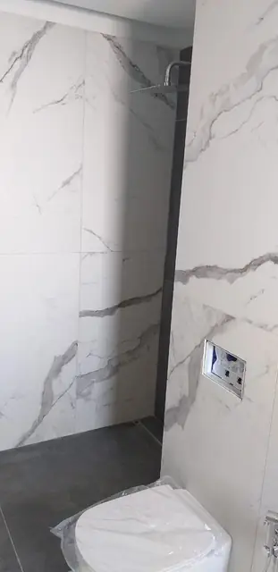 Baie cu marmură și WC suspendat