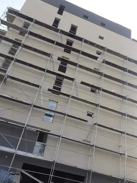 Bloc pe schelă · ultimele etaje