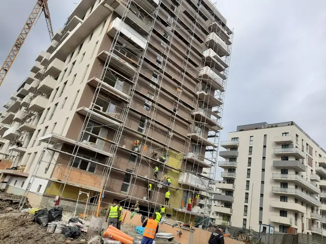 Șantier de bloc · echipa pe schelă