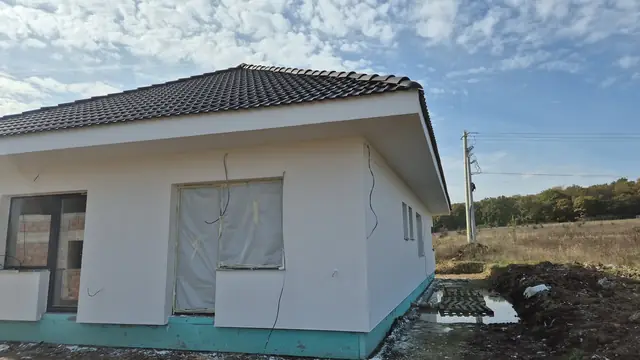 Fațadă albă sub țiglă neagră