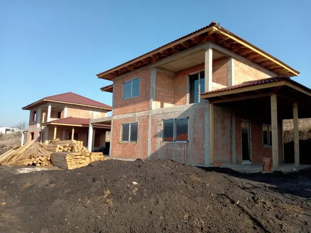 Casă la roșu · începem tencuiala