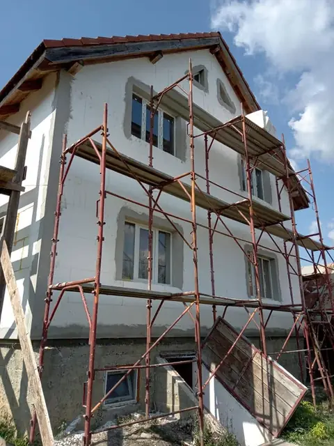 Casa izolată, pe schelă