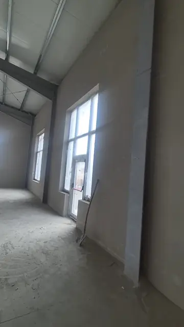Hală · tencuială pe pereți înalți