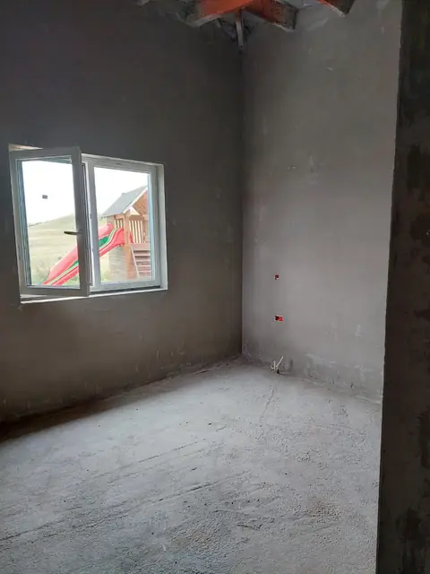 Pereți tencuiți, muchii la 90°